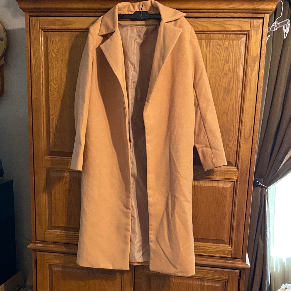 Auxo Collection Classic Women's Tan Trench Coat. EUC.